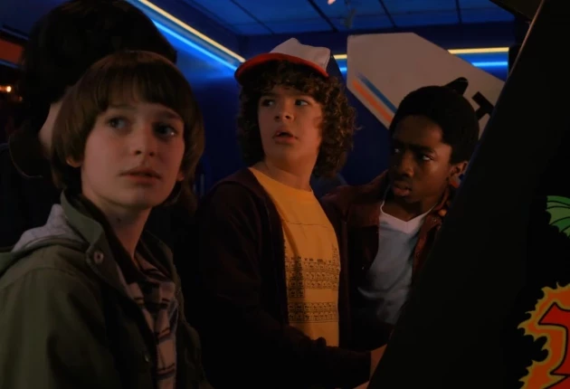 Кадр из «Очень странные дела» 2 сезон 1 серия